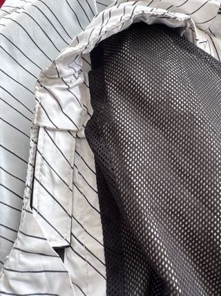 Chaqueta Bomber Volcom Rayas Negras y Blancas.