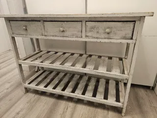 Mesa (80 €) y espejo estilo rústico (50€)