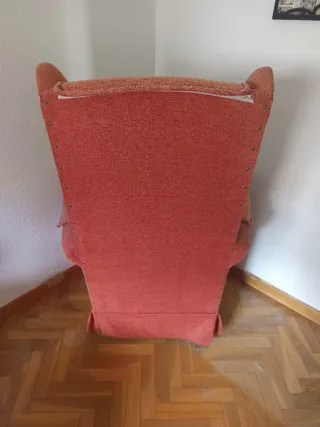 Sillón orejero naranja de tela