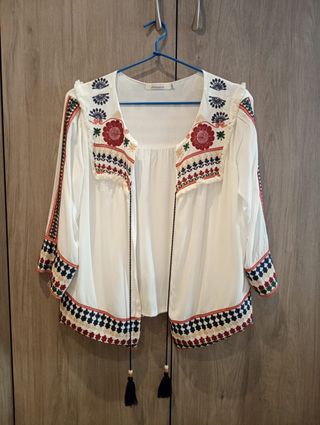 Chaqueta fina bordada manga francesa