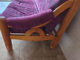 Sofá de tela y madera púrpura