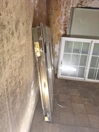 Ventana marrón con persiana