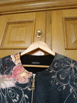 Abrigo estampado floral cremallera