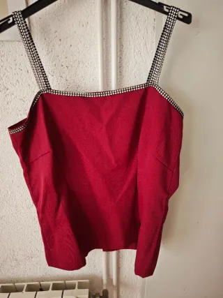 Traje de fiesta rojo con pedrería
