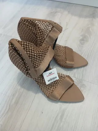 Zapatos de tacón dorados de malla esta sin estrena