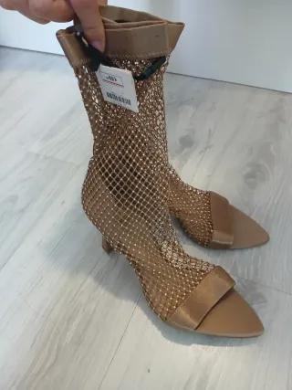 Zapatos de tacón dorados de malla esta sin estrena