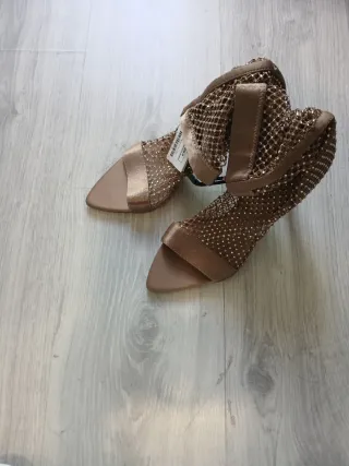 Zapatos de tacón dorados de malla esta sin estrena
