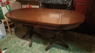 Mesa de comedor de madera