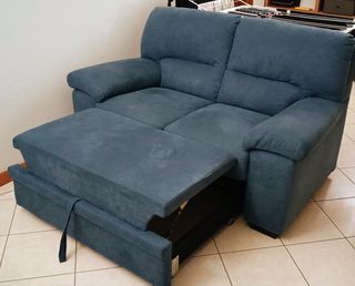 Divano 2 posti blu, in perfette condizioni.