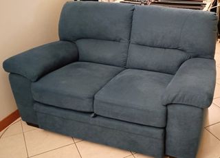Divano 2 posti blu, in perfette condizioni.