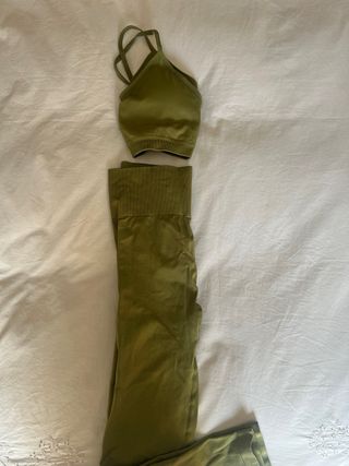 Conjunto deportivo verde talla M