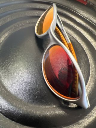 Gafas de sol Ray-Ban naranjas y plateadas