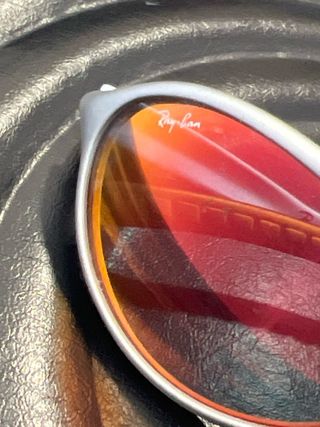 Gafas de sol Ray-Ban naranjas y plateadas