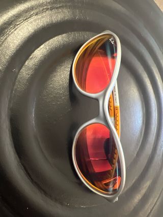 Gafas de sol Ray-Ban naranjas y plateadas