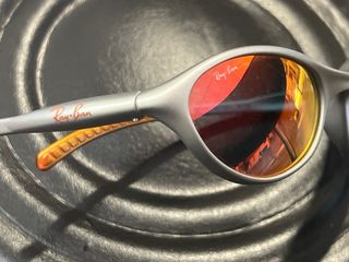 Gafas de sol Ray-Ban naranjas y plateadas