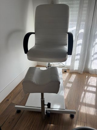 Silla de pedicura blanca con reposapiés
