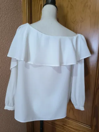 Blusa blanca con volantes