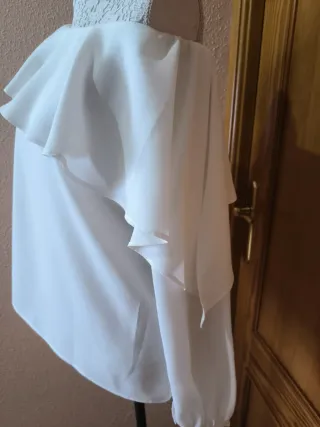 Blusa blanca con volantes