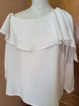 Blusa blanca con volantes