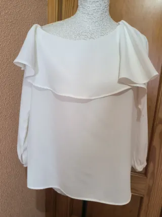 Blusa blanca con volantes