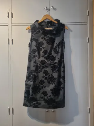 Vestido gris con estampado floral negro