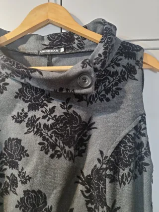 Vestido gris con estampado floral negro