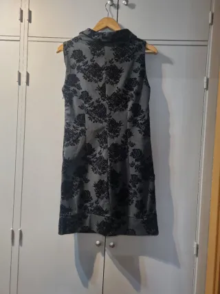 Vestido gris con estampado floral negro