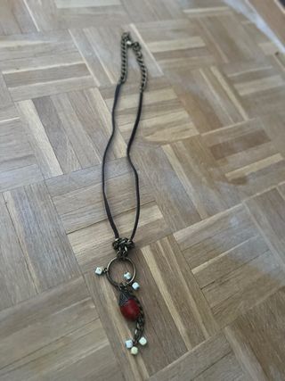 Collar largo dorado con piedra roja
