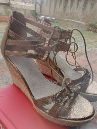 Zapatos de tacón beige, una puesta