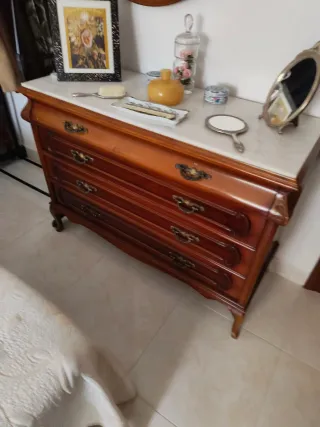 Cómoda de madera estilo clásico