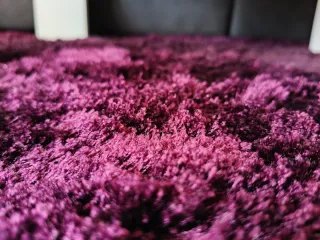 Alfombra color púrpura- berenjena de pelo largo