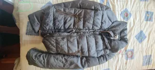 Chaqueta  gris y 2 chaquetas crema y blanca