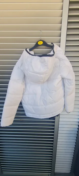 Chaqueta  gris y 2 chaquetas crema y blanca