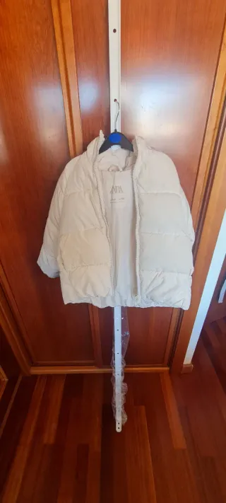 Chaqueta  gris y 2 chaquetas crema y blanca