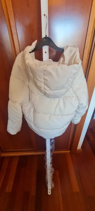 Chaqueta  gris y 2 chaquetas crema y blanca