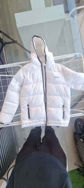 Chaqueta  gris y 2 chaquetas crema y blanca