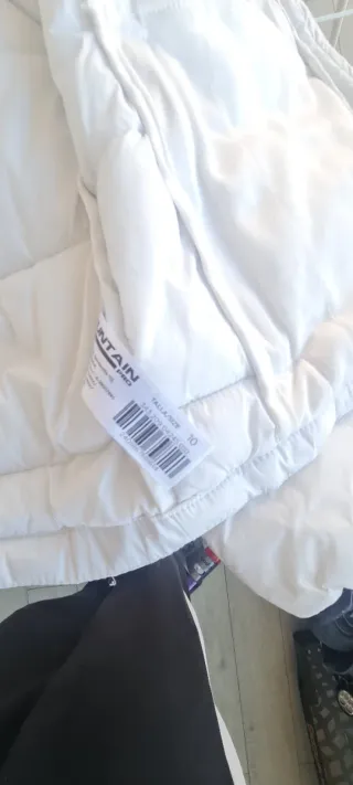 Chaqueta  gris y 2 chaquetas crema y blanca