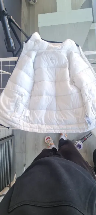 Chaqueta  gris y 2 chaquetas crema y blanca