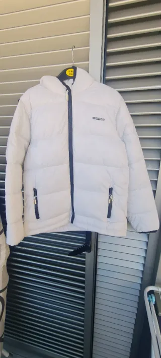 Chaqueta  gris y 2 chaquetas crema y blanca