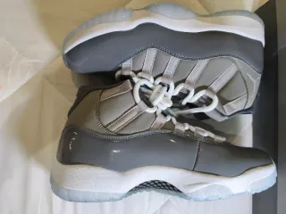 Zapatos Jordan Grises y Blancos