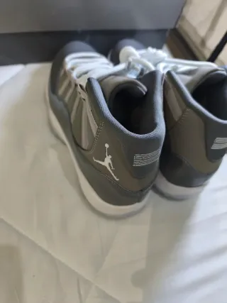 Zapatos Jordan Grises y Blancos