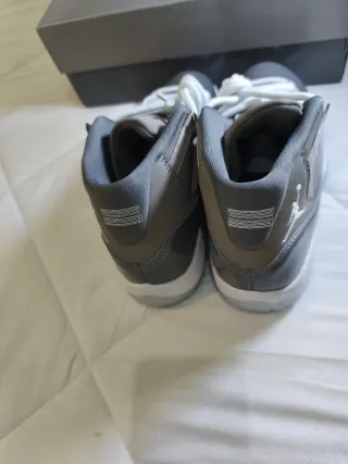 Zapatos Jordan Grises y Blancos