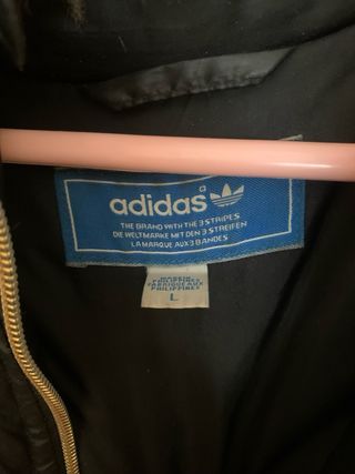 Chaqueta Adidas Chile 62 Negra con Logo Dorado