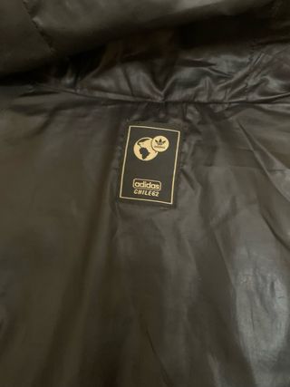 Chaqueta Adidas Chile 62 Negra con Logo Dorado
