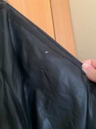 Chaqueta Adidas Chile 62 Negra con Logo Dorado