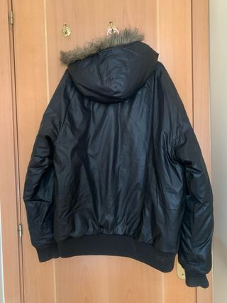 Chaqueta Adidas Chile 62 Negra con Logo Dorado