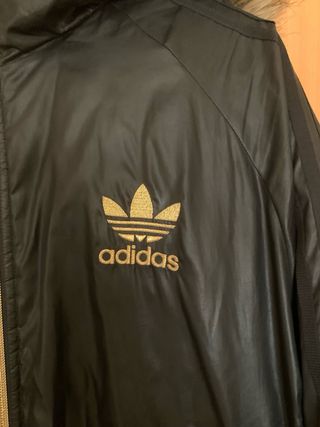 Chaqueta Adidas Chile 62 Negra con Logo Dorado
