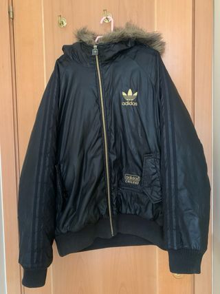 Chaqueta Adidas Chile 62 Negra con Logo Dorado