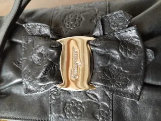 Pochette Ferragamo in pelle nera