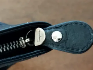 Pochette Ferragamo in pelle nera